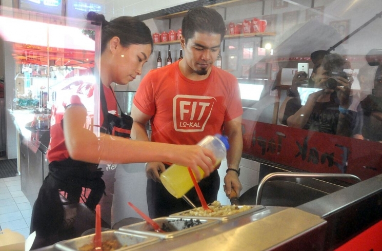 Bams eks Samsons ikut memasak di restoran sehat miliknya yang bernama Fit Lo-Kal. (istimewa)