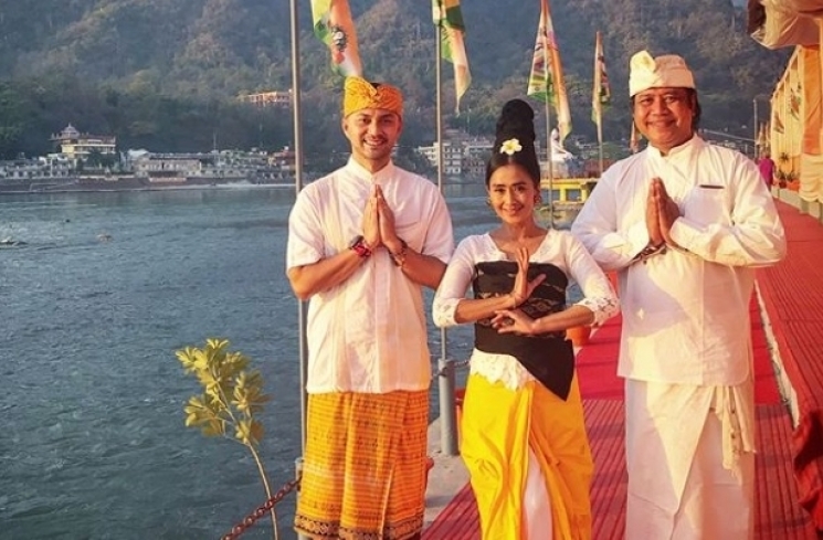 Anjasmara bersama Ayu Laksmi dalam sebuah acara yoga di Bali. (Instagram)