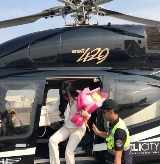 Syahrini turun dari helikopter. [Instagram]