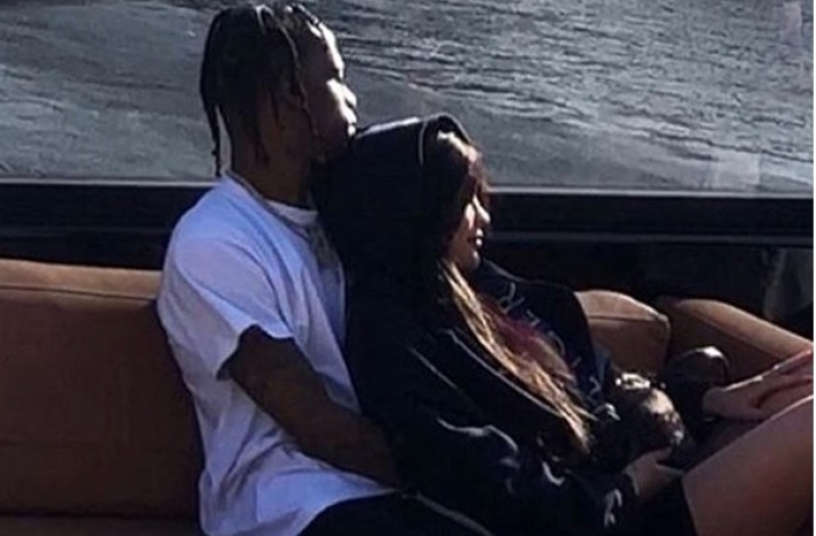 Kylie Jenner dan Travis Scott asyik di atas kapal. (Instagram)