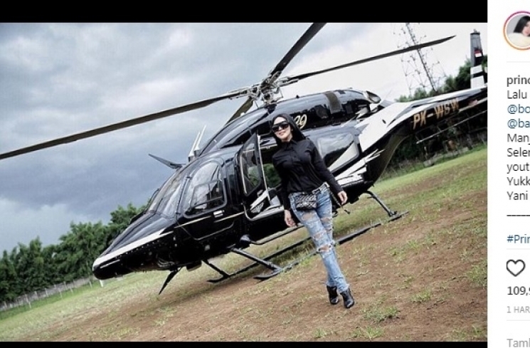 Syahrini berpose di depan helikopter. [Instagram]