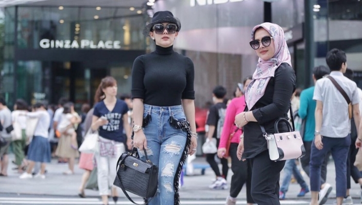 Syahrini saat liburan di Jepang. [Instagram]