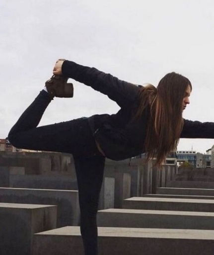 Pose di Museum Holocaust Jerman. 