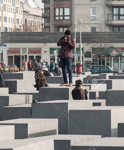 Pose di Museum Holocaust Jerman. 