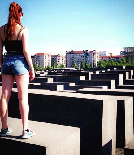 Pose di Museum Holocaust Jerman. 