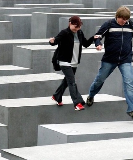 Pose di Museum Holocaust Jerman. 