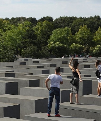 Pose di Museum Holocaust Jerman. 