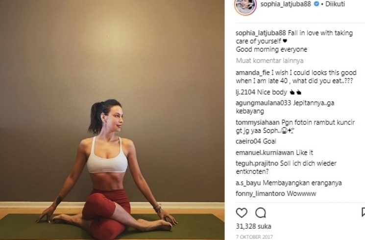 Pose yoga Sophia Latjuba. [Instagram]