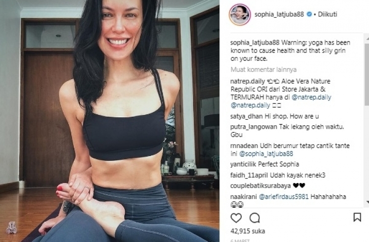 Pose yoga Sophia Latjuba. [Instagram]