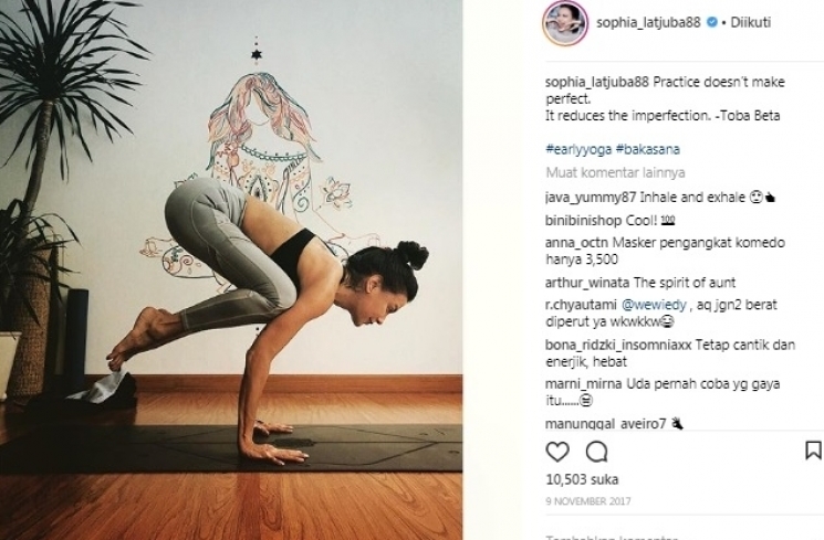 Pose yoga Sophia Latjuba. [Instagram]