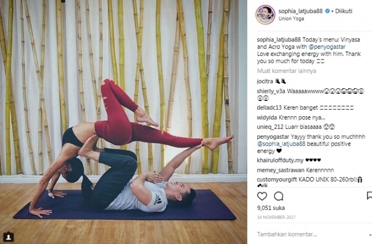 Pose yoga Sophia Latjuba. [Instagram]