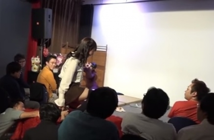 Lomba bintang porno. [capture YouTube]
