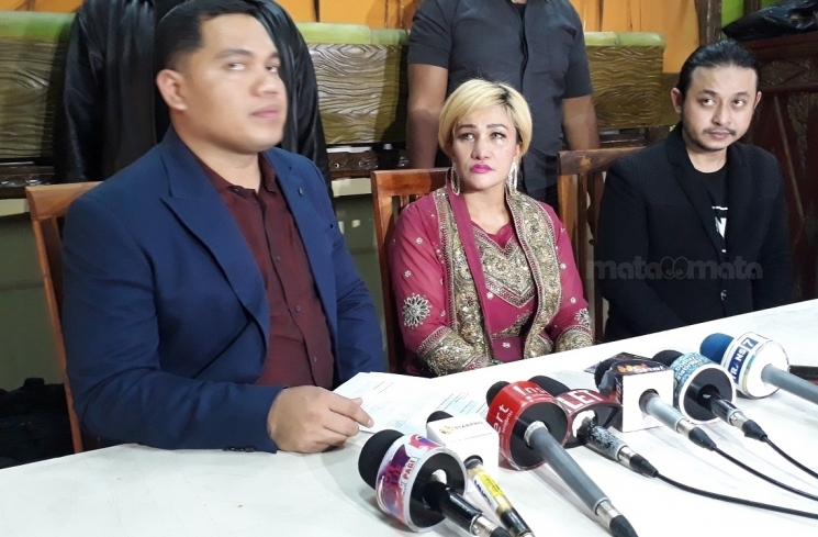 Mega Makcik saat menggelar konfrensi pers. (Wahyu Tri Laksono)