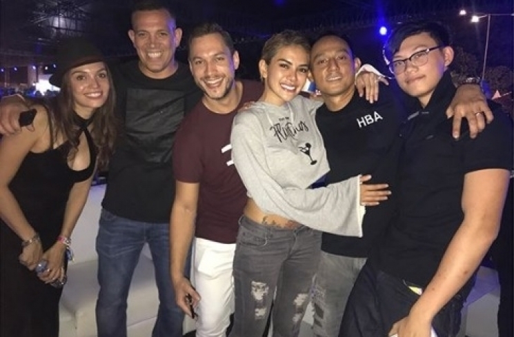 Pesta Nikita Mirzani di konser The Chainsmokers. [Instagram]