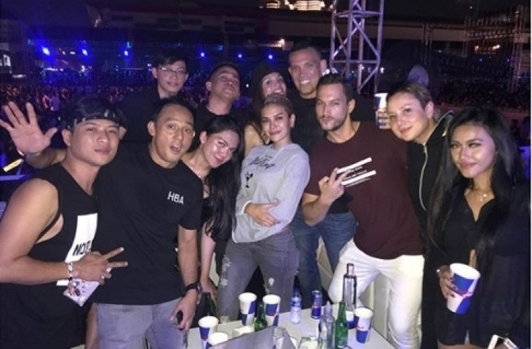 Pesta Nikita Mirzani di konser The Chainsmokers. [Instagram]