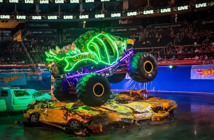 Hot Wheels Monster Trucks Live: Glow-N-Fire. (ist)