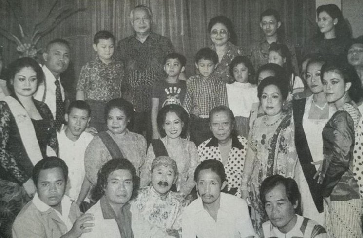 Para Anggota Srimulat, Presiden Soeharto dan Ibu Tien. (ist)