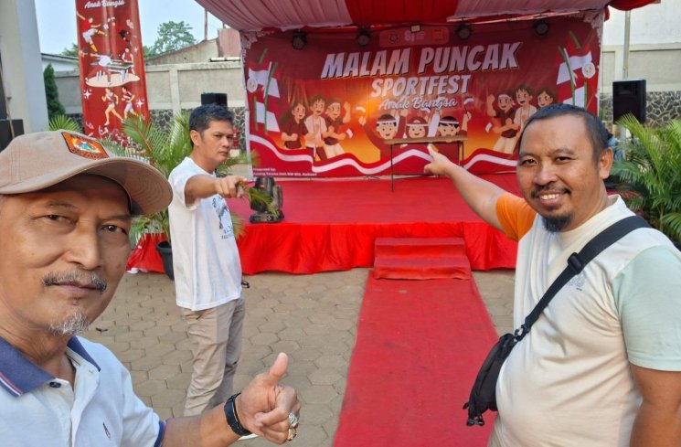 Zaenal Arifin, Octavin Teddy P, S.S, S.H dan Wakil Ketua Kegiatan RW, Joko. (ist)