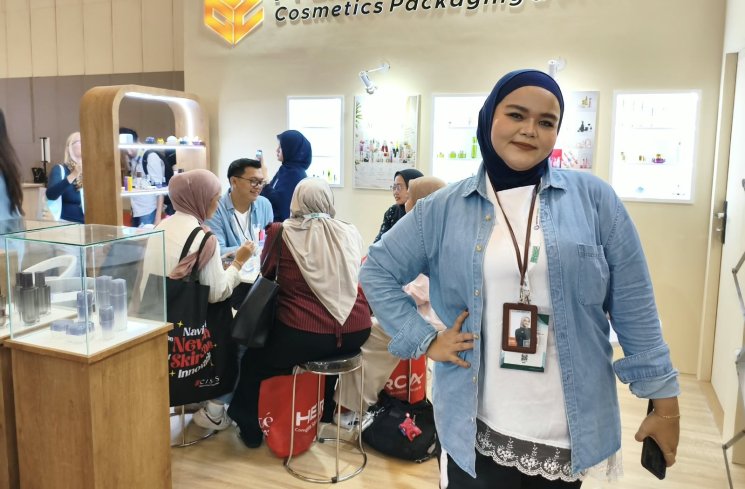 Septiani (Debi), Sales Supervisor. (ist)