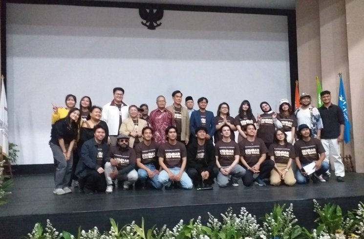 Para Pemain Film 'Kembar Tak Sama'. (mia)