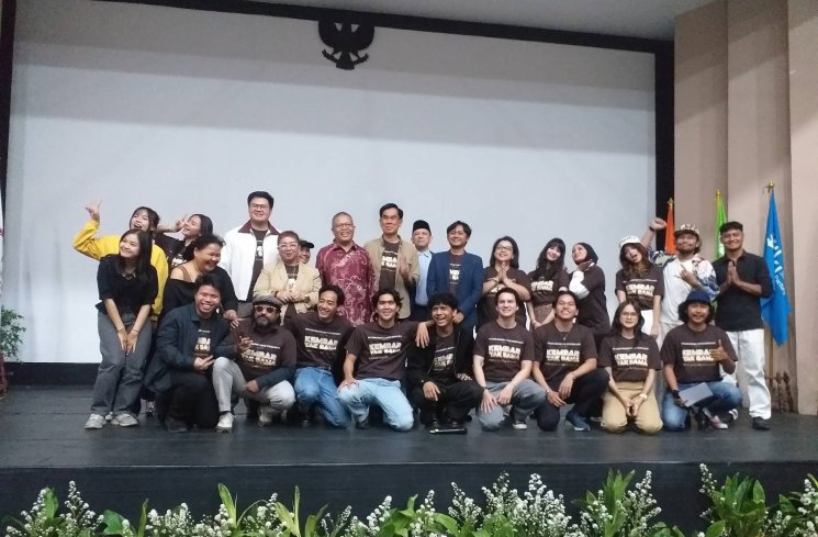 Para Pemain Film 'Kembar Tak Sama'. (mia)