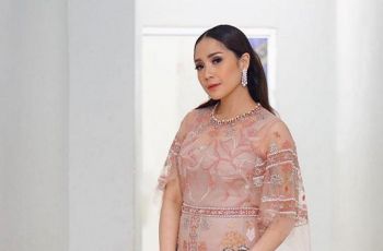 Pose Jilat Es Krim Bareng Raffi Ahmad, Outfit Nagita Slavina Gak Kaleng-kaleng