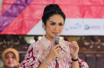 Sarah Menzel Ikut Rayakan Ultah Ameena, Sikap Hangat Kris Dayanti Ke Calon Mantu Bikin Salfok