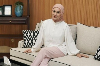 Irish Bella Pakai Gaun bak Pengantin, Sosok Pria yang Dipeluk Bikin Penasaran: Serius Punya Cowok Baru?