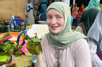 Ulya Bule Rusia Mualaf di Indonesia, Momen Ucap Syahadat Dibanjiri Tangis Teman-teman