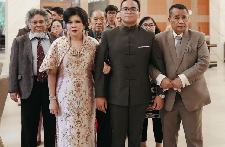 Hotman Paris mendampingi Fritz Hutapea, anaknya saat lamaran. (Instagram)