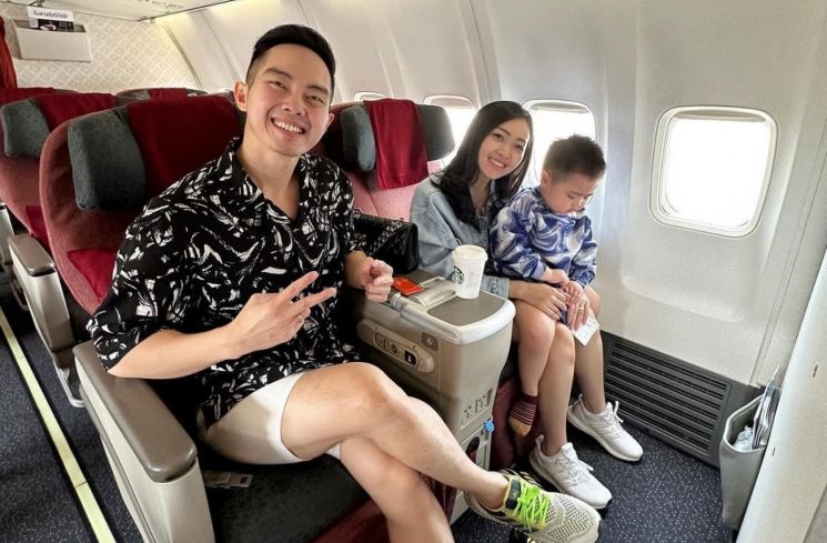 Selebgram Michael Rendy bersama istri dan anak. [Instagram] (Instagram)