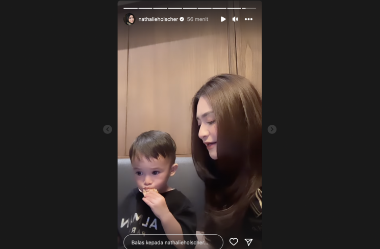 Rambut pirang Nathalie Holscher
