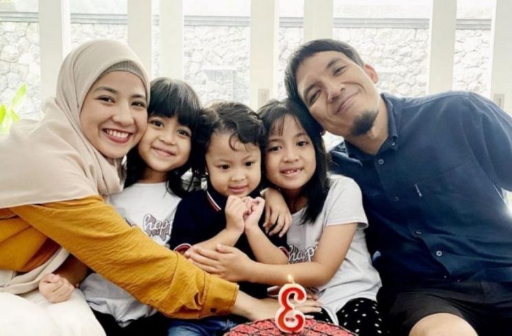 Potret keluarga Desta dan Natasha Rizki (instagram)