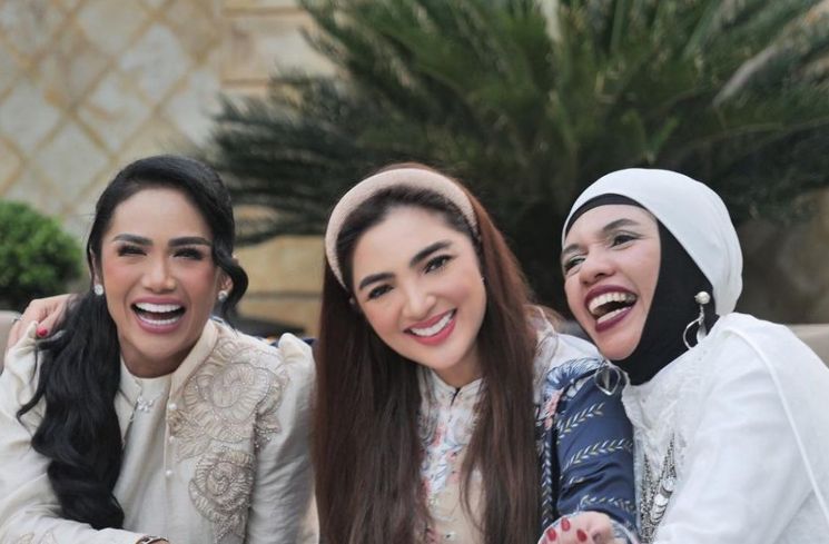 Ashanty diapit Krisdayanti dan Lenggogeni Farouk. (Instagram)