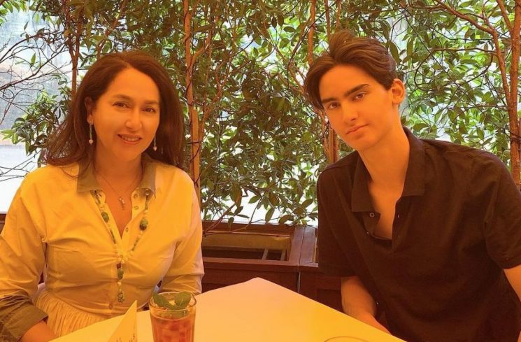 Frederik Kiran bersama ibundanya, Kartika Sari Dewi. (Instagram)