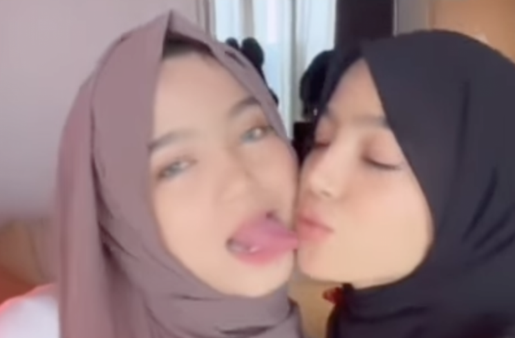 Oklin Fia dan adiknya