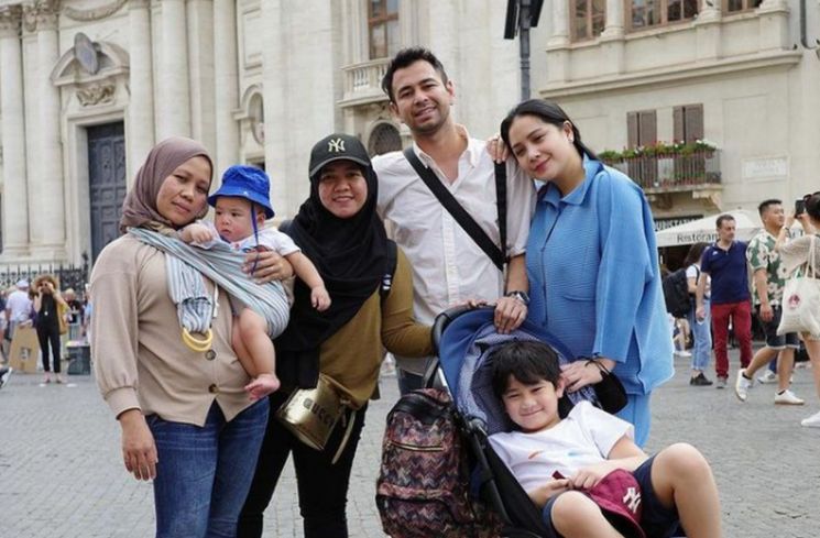 Potret Raffi Ahmad dan Nagita Slavina, beserta pengasuh anak-anaknya