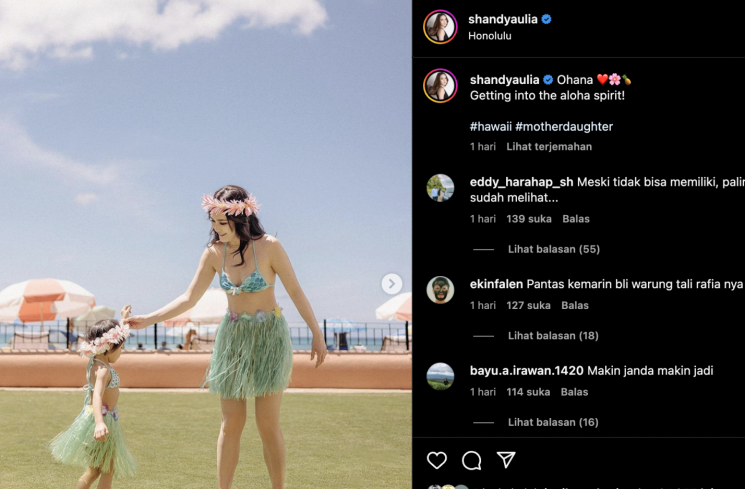 Shandy Aulia mengenakan kostum hula-hula