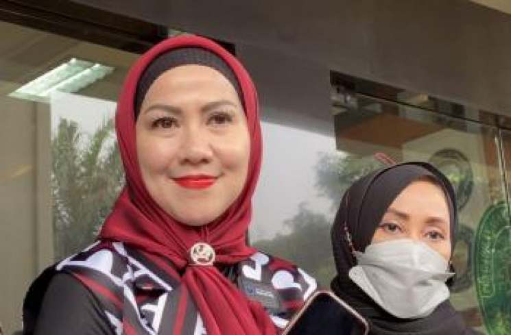 Venna Melinda mengembalikan barang-barang Ferry Irawan. (MataMata.com/Adiyoga Priyambodo)