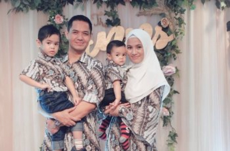 Dude Herlino, Alyssa Soebandono dan kedua anak mereka. (Instagram/@ichasoebandono)