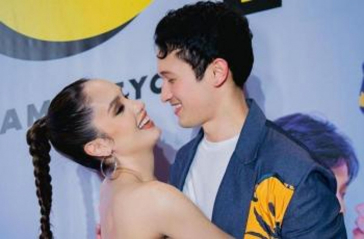 Adu Gaya Pacaran Luna Maya dan Cinta Laura (instagram/claurakiehl)