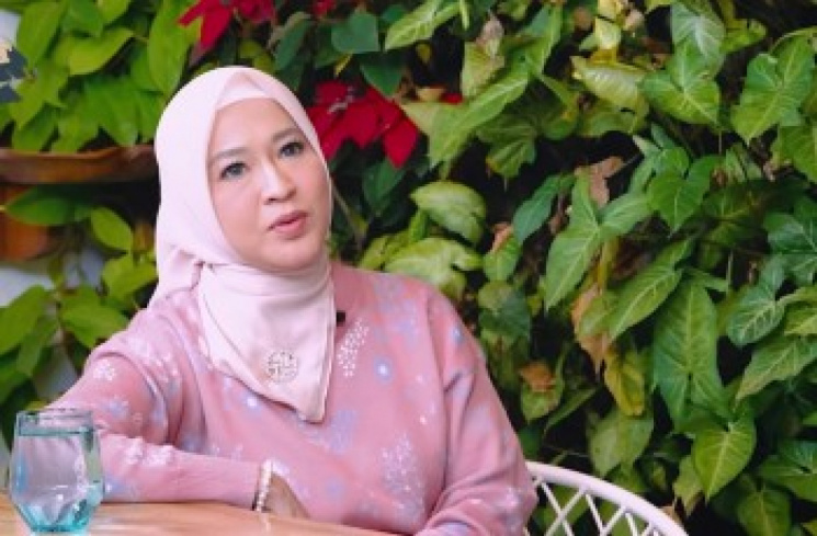 Okie Agustina (YouTube CURHAT BANG Denny Sumargo)