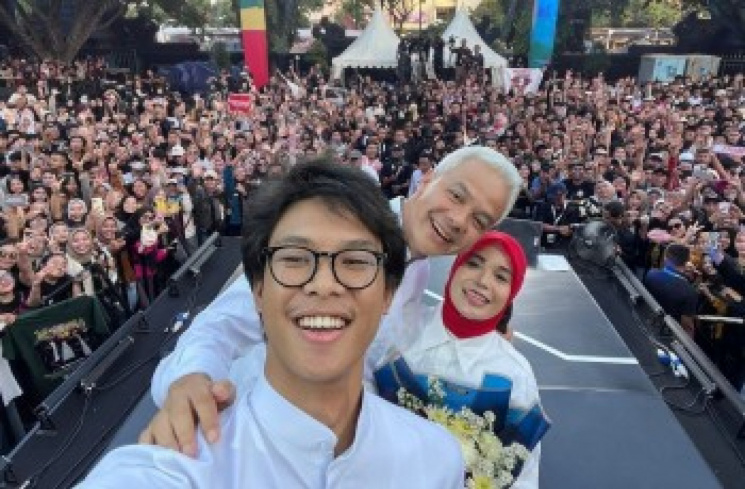 Alam Ganjar bersama Ganjar Pranowo dan Siti Atiqoh Supriyanti ((Instagram @alamganjar))