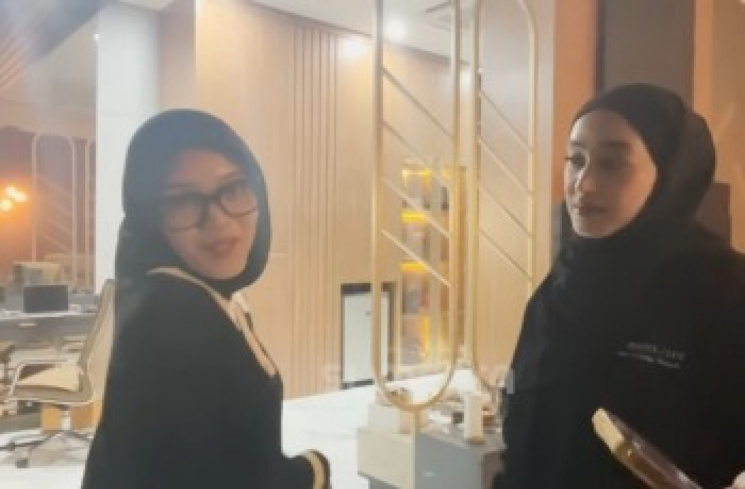 Potret Kedekatan Putri Delina dan Santyka Fauziah (YouTube SL Media)