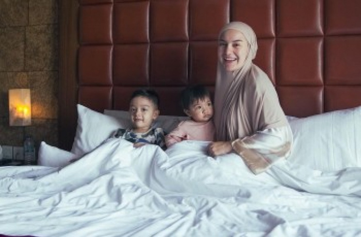 Potret Irish Bella Tegar Momong 2 Anak Sendiri. (Instagram/_irishbella_)