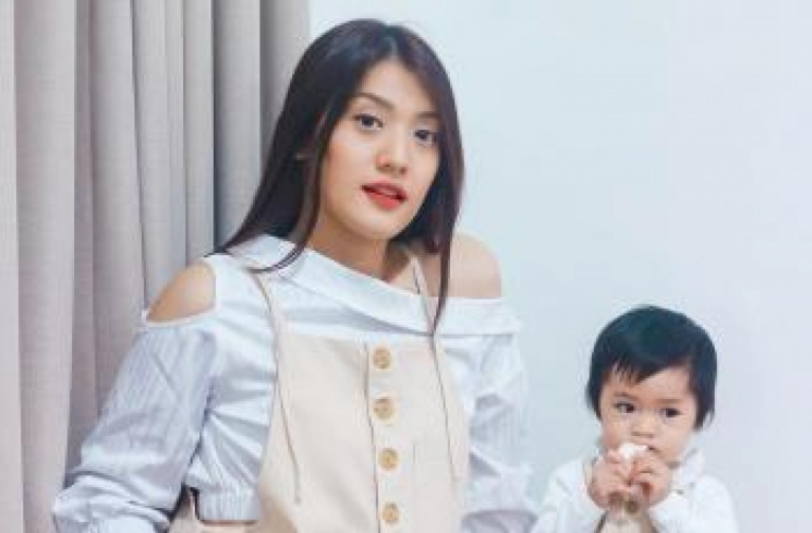Potret Anissa Aziza kembaran OOTD barang anak (Instagram/@anissaaziza)