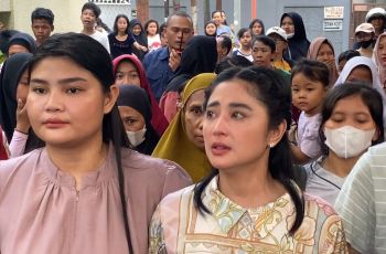 Bawa Peralatan Dapur, Warga Geruduk Rumah Dewi Perssik Buntut Kasus Hewan Kurban