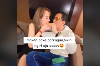 Doddy Sudrajat Suap-suapan dengan Gadis Seksi Sambil Duduk di Sofa, Netizen: Seumuran Akik Ini Emang Lagi Lucu-lucunya