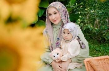 8 Anak Artis Tampil Berhijab saat Bayi, Gemes Banget bak Boneka