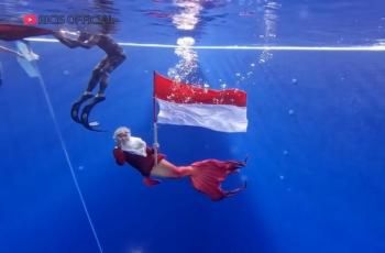 10 Potret Ria Ricis Kibarkan Bendera Merah Putih di Air, Gak Lupa Pakai Kostum Mermaid